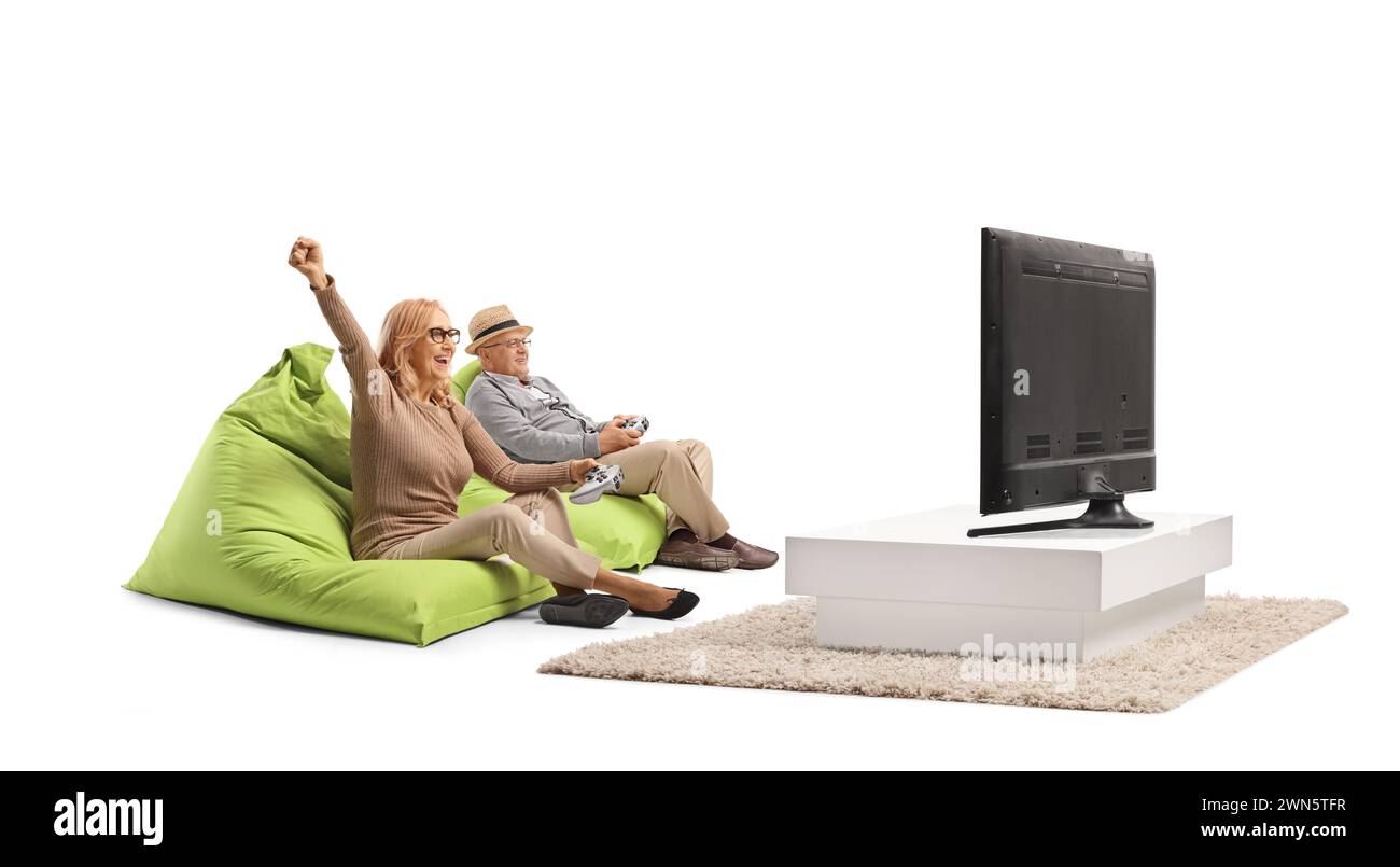 Homme mature et femme jouant à un jeu vidéo devant la télévision isolé sur fond blanc Banque D'Images