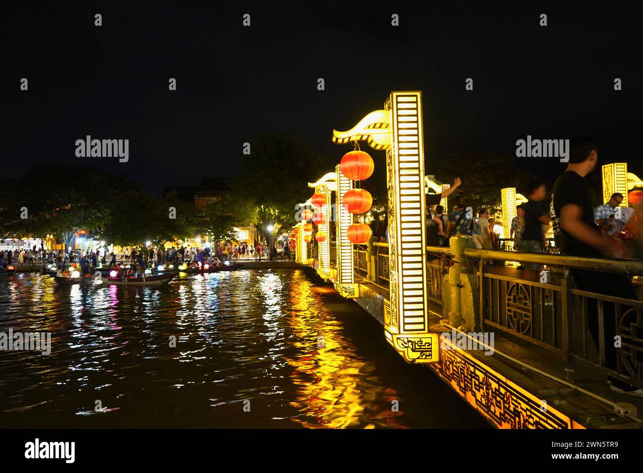 Scène de nuit dans la ville lanterne de Hoi an, Vietnam Banque D'Images