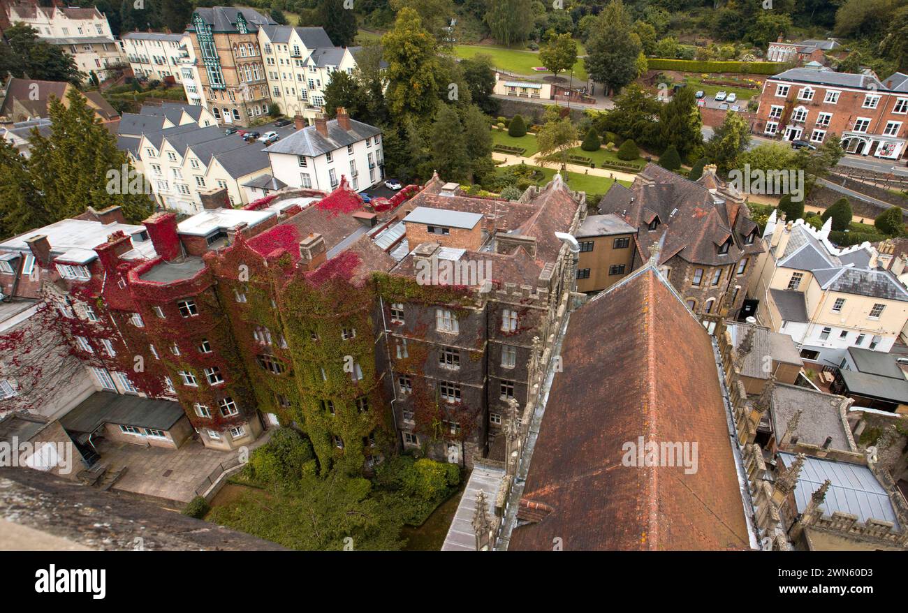 05/09/14 vue depuis Great Malvern Priory surplombant un superbe affichage de couleurs d'automne sur une crampon de virginie qui a grandi sur les murs et sur Banque D'Images