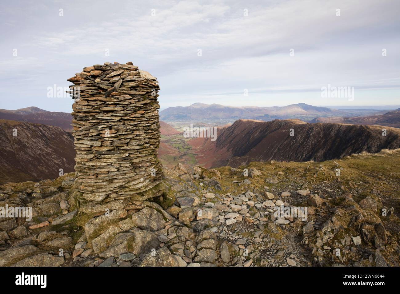 Le cairn au sommet de Dale Head à la tête de la vallée de Newlands dans le Lake District anglais Banque D'Images