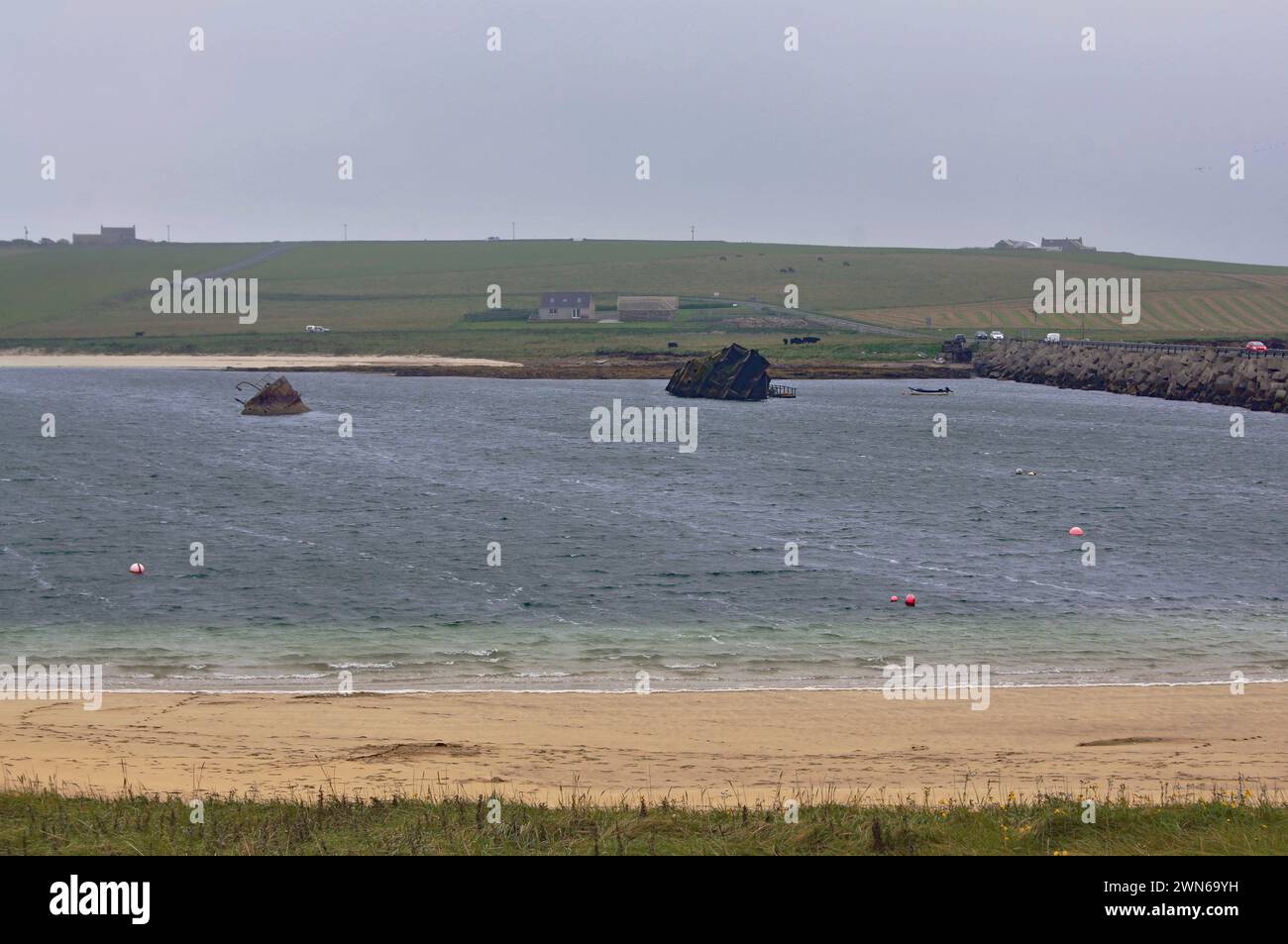 Les Blockships de la première Guerre mondiale (navires coulés) et les barrières Churchill de la seconde Guerre mondiale (chaussée) utilisées pour protéger le mouillage de la base navale de Scapa Flow sur les Orcades, en Écosse, au Royaume-Uni Banque D'Images