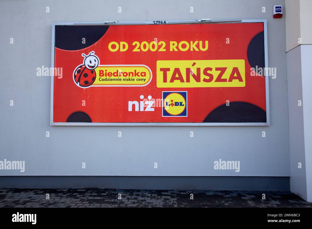 Biedronka Reklama od 2002 roku Tansza niz Lidl - Une publicité de Biedronka qui prétend à partir de 2002 il est moins cher que Lidl Banque D'Images