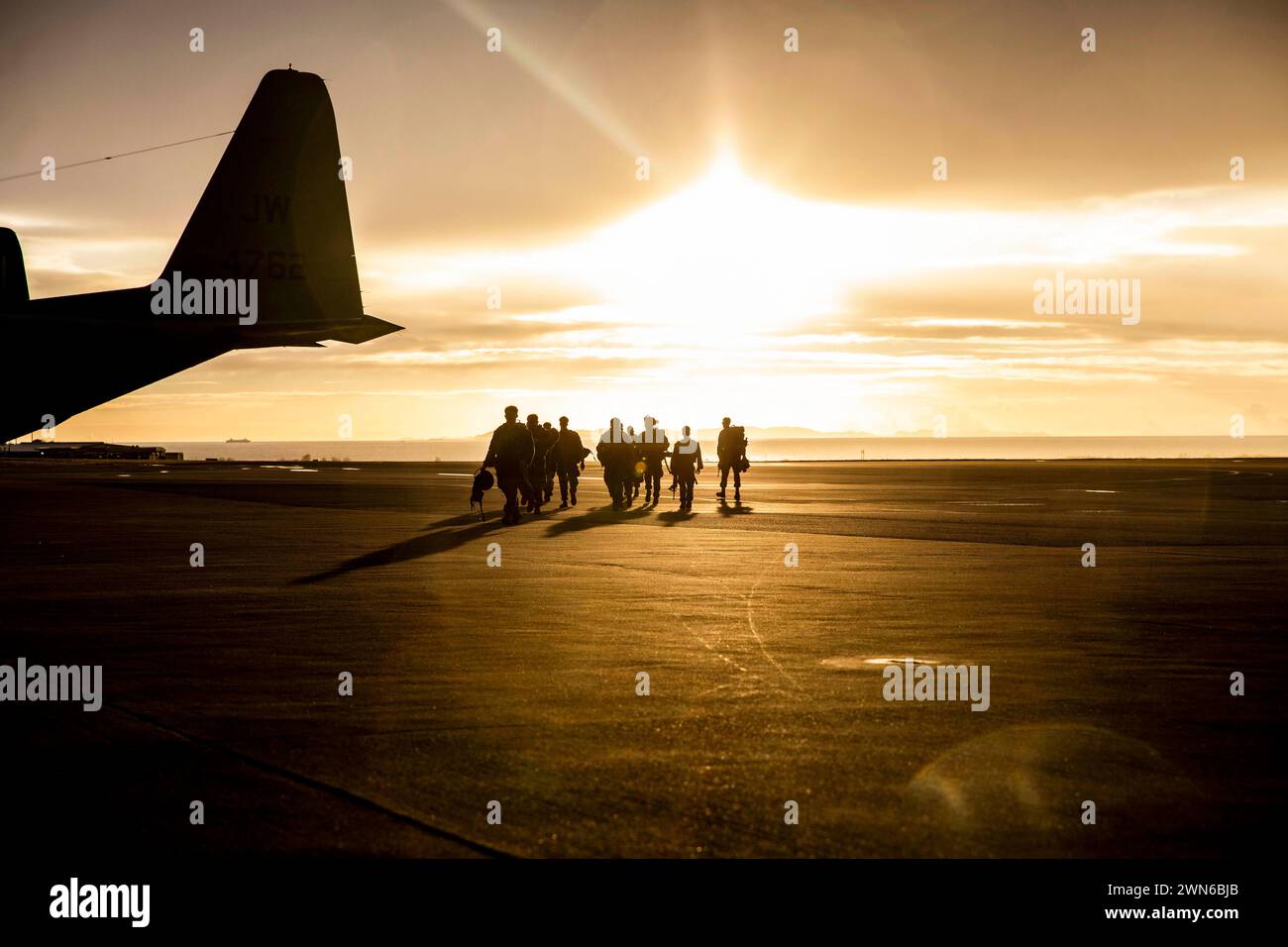 Base aérienne de Kadena, Okinawa, Japon. 3 février 2024. Les Marines américains avec le bataillon de logistique de combat 4, le régiment de logistique de combat 3, 3rd Marine Logistics Group, retour d'un vol KC-130J Hercules lors d'un exercice d'alerte de la Marine Air-Ground Task Force sur la base aérienne de Kadena, Okinawa, Japon, le 3 février 2024. L'exercice ACM faisait partie d'un exercice de terrain du bataillon qui répétait des opérations logistiques cruciales exécutées au sein d'un ACM, visant à améliorer les capacités et la disponibilité opérationnelle du CLB-4. (Photo de Paley Fenner) (crédit image : © U.S. Marines/ZUMA Press Wire) USAGE ÉDITORIAL SEULEMENT! Pas pour Commerci Banque D'Images