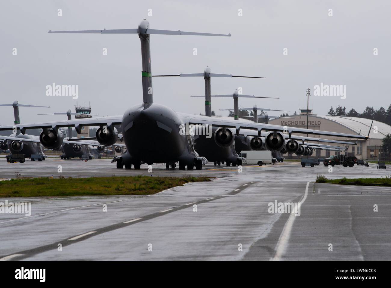 Une rangée d'avions C-17 Globemaster III affectés à la 62d Airlift Wing se trouve sur la ligne de vol à la base commune Lewis-McChord, Washington, le 28 février 2024. L’équipe McChord et la base aérienne McConnell ont exécuté l’exercice Explodeo qui a mis en évidence la capacité de McConnell AFB à s’adapter rapidement aux changements mondiaux, en utilisant une approche graduelle pour assurer la mobilité mondiale et la préparation maximale pour une intervention critique. (Photo de l'US Air Force par Airman 1st Class Megan Geiger) Banque D'Images