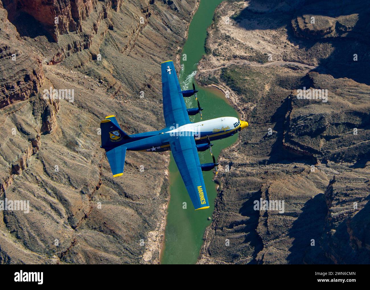 L’escadron de démonstration de vols navals, le C-130J Super Hercules des Blue Angels, effectue un exercice photographique prévu au-dessus du parc national du Grand Canyon le 28 février 2024. Les Blue Angels organisent actuellement une formation hivernale à la Naval Air Facility (NAF) El Centro, en Californie, en préparation de la prochaine saison de spectacles aériens 2024. (Photo de l'US Navy par le spécialiste des communications de masse de 2e classe Crayton Agnew/libéré) Banque D'Images