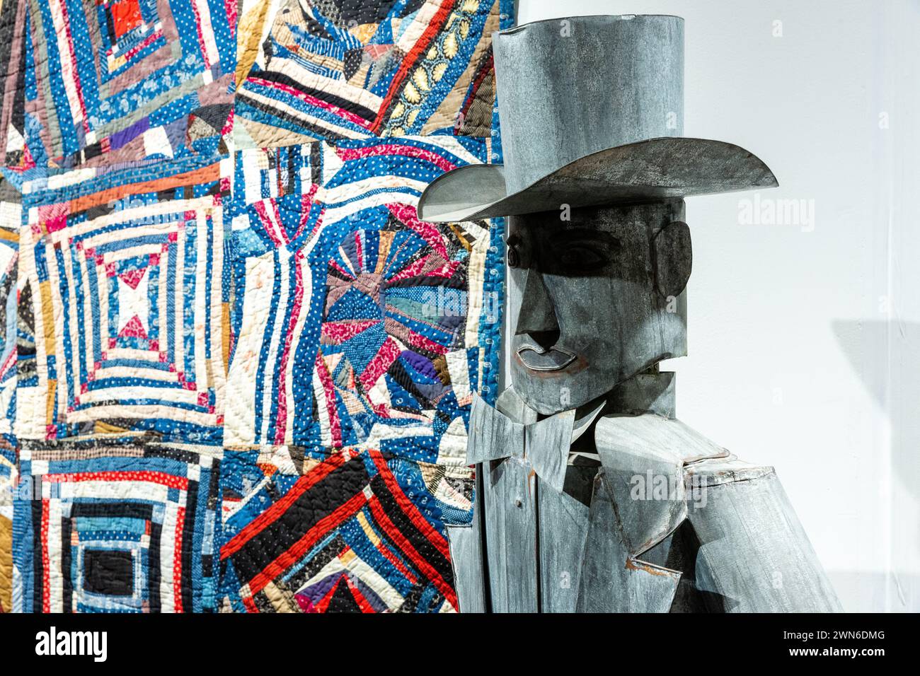 New York, NY, États-Unis. 29 février 2024. L'Outsider Art Fair a ouvert ses portes au Metropolitan Pavilion, avec plus de 60 galeries présentant des œuvres d'artistes autodidactes. Un homme d'étain d'art folklorique dans un chapeau haut de gamme et une courtepointe afro-américaine montrée par la Hill Gallery. Crédit : Ed Lefkowicz/Alamy Live News Banque D'Images