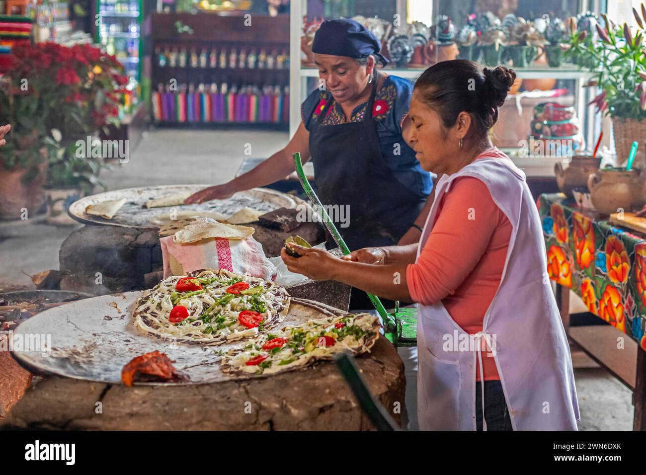 Santa María del Tule, Oaxaca, Mexique - les employés du restaurant familier Reynita cuisinent sur un comal au feu de bois. Banque D'Images
