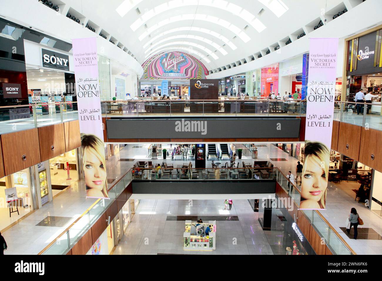 Dubaï, Émirats arabes Unis - 25 juin 2013 - Dubai Mall, le plus grand centre commercial moderne du monde, au centre-ville Banque D'Images