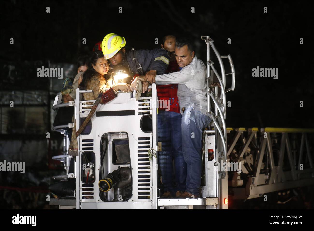 Les pompiers utilisent une échelle de feu pour extraire des victimes lors des opérations de sauvetage suite à un incendie dans un bâtiment commercial qui a tué au moins 43 personnes à Dhaka, au Bangladesh, le 29 février 2024. Banque D'Images