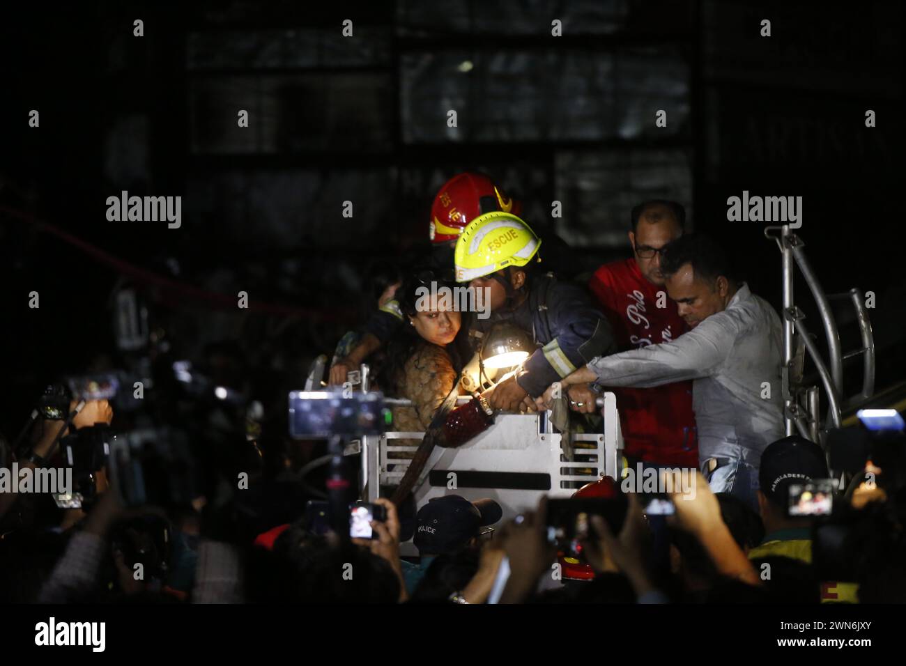 Les pompiers utilisent une échelle de feu pour extraire des victimes lors des opérations de sauvetage suite à un incendie dans un bâtiment commercial qui a tué au moins 43 personnes à Dhaka, au Bangladesh, le 29 février 2024. Banque D'Images