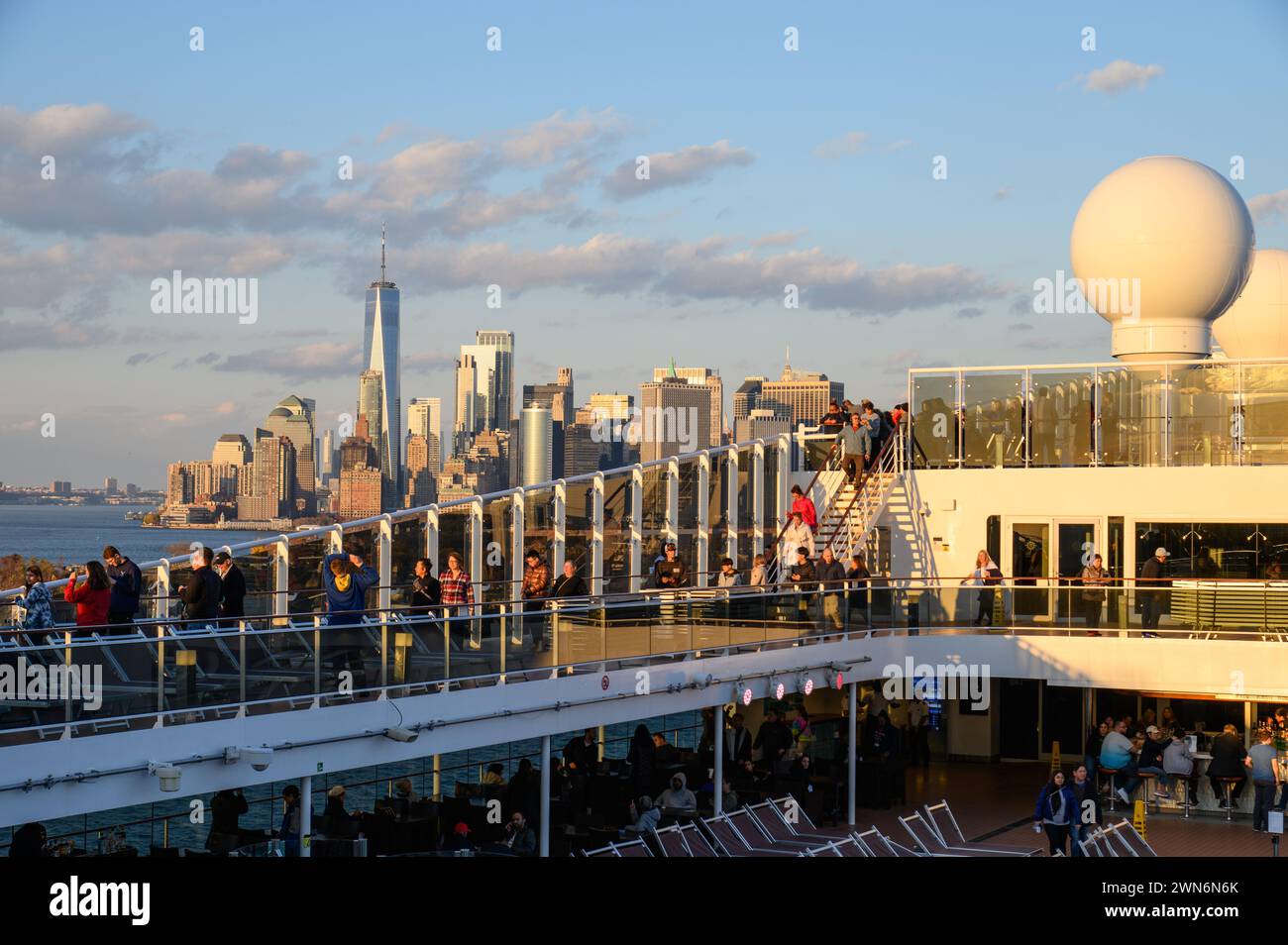 Passagers à bord du MSC Meraviglia au départ de New York Banque D'Images