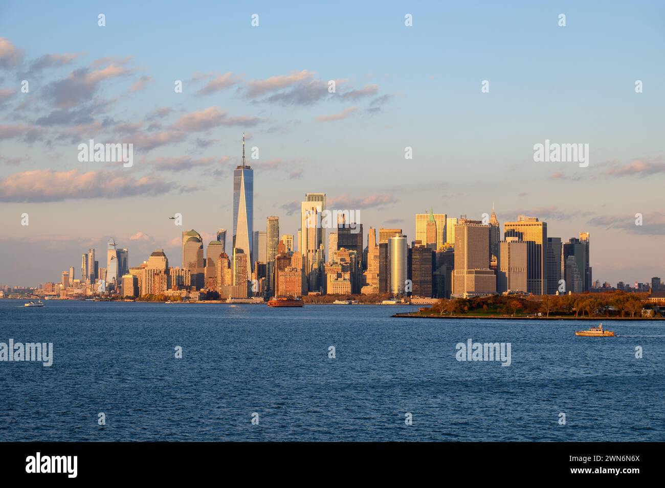 L'horizon de Manhattan illuminé par le soleil couchant. Banque D'Images