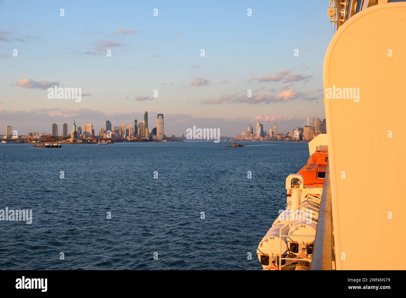 Vue sur le balcon pendant que le MSC Meraviglia quitte New York City Banque D'Images