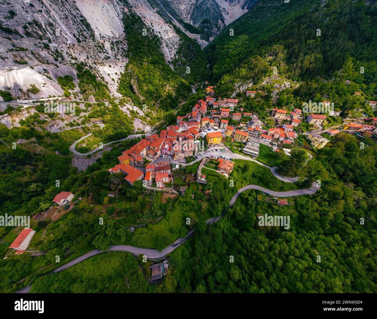 Alpes Apuanes, carrières de marbre blanc, vue de dessus du village de Colonnata au centre de la vallée extractive, routes blanches pour les camions de transport de blocs de marbre Banque D'Images