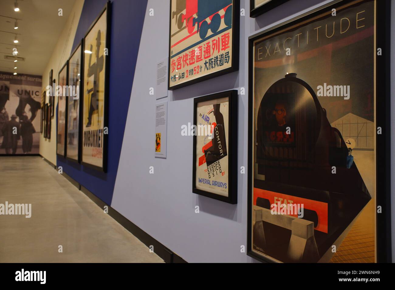 Vue intérieure de Poster House Museum avec Exactiety, 1932 une affiche Art Déco conçue par Pierre Fix-Masseau au premier plan.New York City.USA Banque D'Images