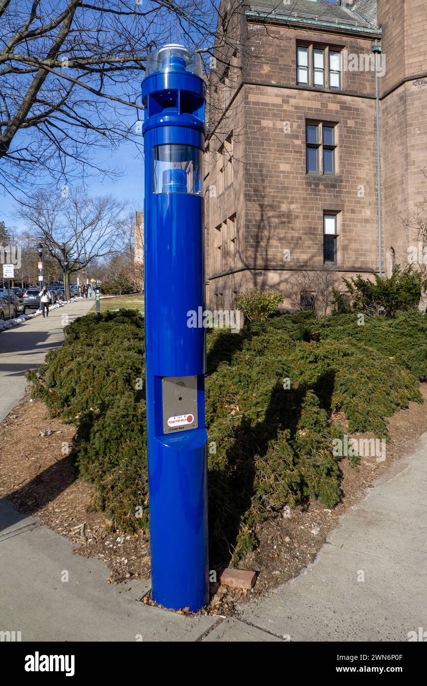 Pupitre d'appel d'urgence bleu, Université de Yale, New Haven, Connecticut, États-Unis Banque D'Images