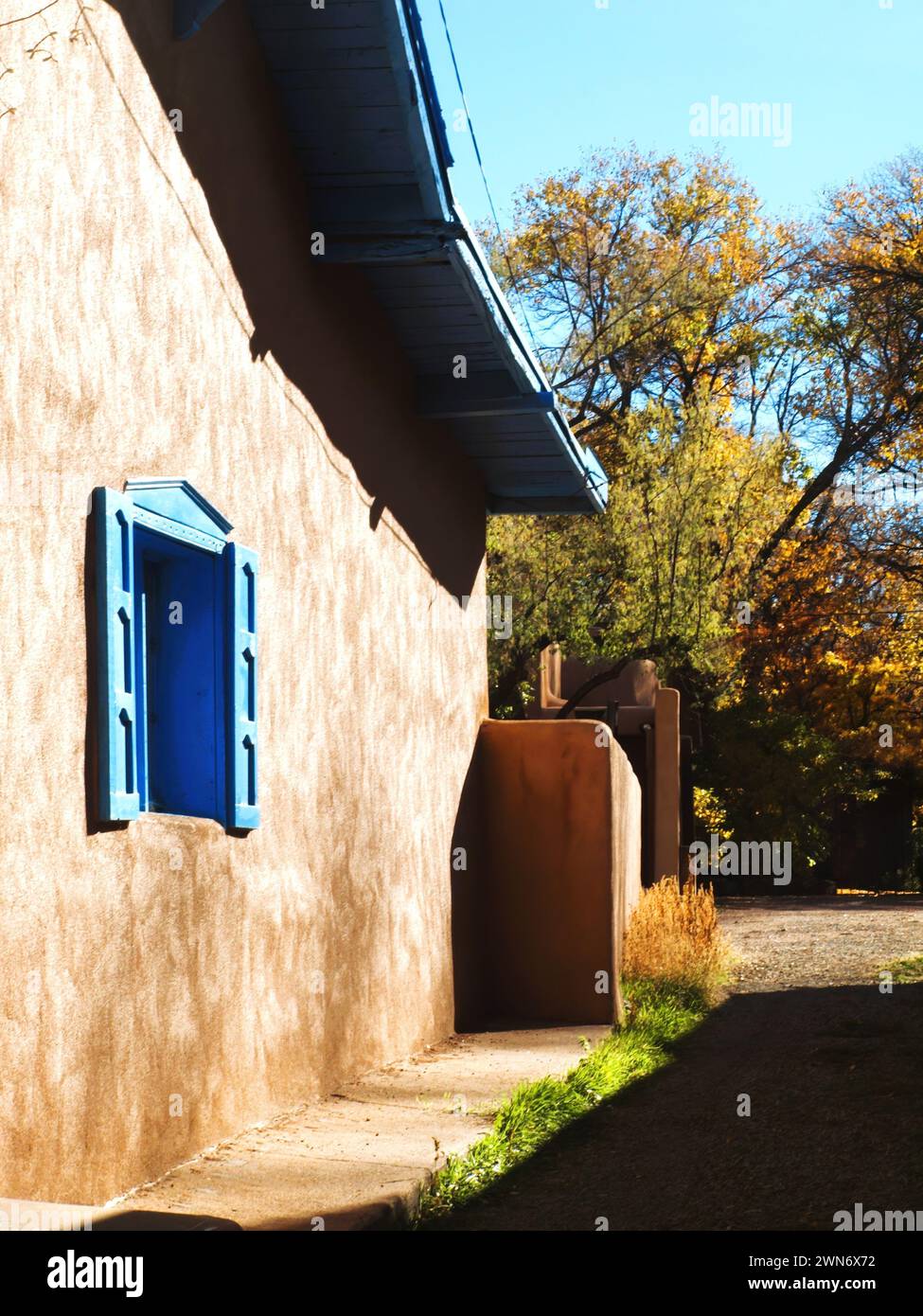 Trottoir et bâtiment en adobe sur Canyon Road, Santa Fe, Nouveau-Mexique Banque D'Images