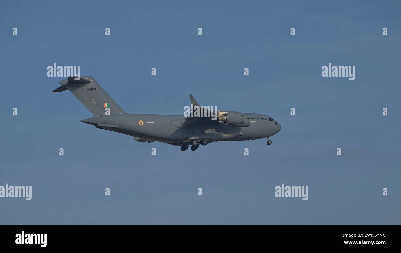 SINGAPOUR - 28 FÉVRIER 2024 : le C-17A Globemaster III CB-8011 de l'armée de l'air indienne revient à l'équipe de voltige de Sarang. Banque D'Images