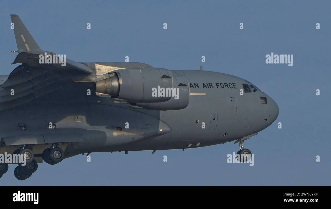 SINGAPOUR - 28 FÉVRIER 2024 : le C-17A Globemaster III CB-8011 de l'armée de l'air indienne revient à l'équipe de voltige de Sarang. Banque D'Images