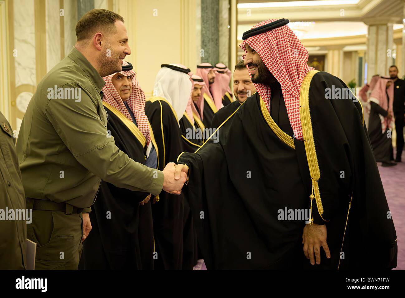 Au cours d'une visite de travail au Royaume d'Arabie saoudite, le président ukrainien Volodymyr Zelenskyy a rencontré le prince héritier et premier ministre d'Arabie saoudite Mohammed bin Salman Al Saoud. Le Chef de l’État a souligné l’engagement de l’Arabie saoudite à contribuer au rétablissement d’une paix juste en Ukraine. Volodymyr Zelenskyy et Mohammed bin Salman Al Saoud ont échangé leurs points de vue sur la situation actuelle dans le monde et les moyens possibles de mettre fin à la guerre dans notre pays. Les parties ont discuté de la mise en œuvre de la formule de paix. Le Président de l'Ukraine a remercié le Prince héritier de ses précieux conseils. Banque D'Images