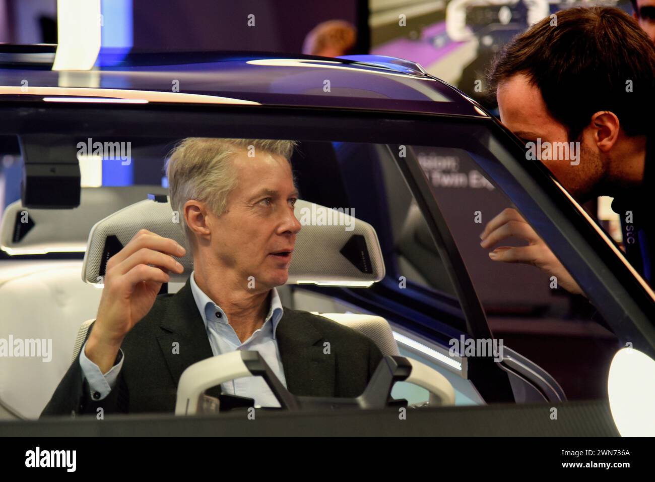 Barcelone, Espagne. 29 février 2024. Le directeur général de la GSMA, Mats Granryd, contrôle un prototype de la marque automobile française Renault lors du Mobile World Congress. Le Directeur général de GSMA Mats Granryd visite plusieurs stands du Mobile World Congress à Hospitalet de Llobregat (Barcelone). Crédit : SOPA images Limited/Alamy Live News Banque D'Images
