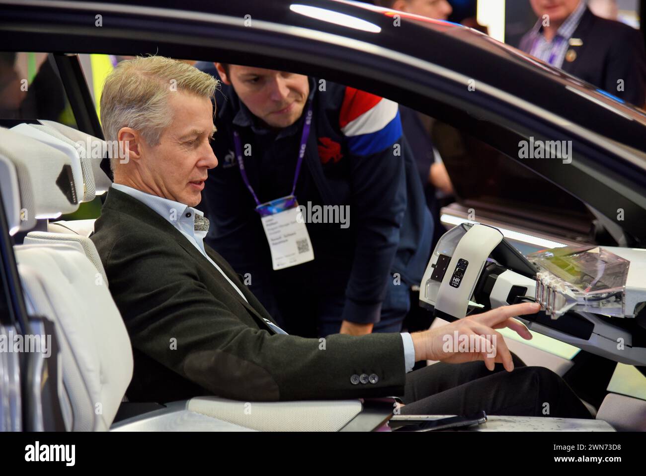 Barcelone, Espagne. 29 février 2024. Le directeur général de la GSMA, Mats Granryd, contrôle un prototype de la marque automobile française Renault lors du Mobile World Congress. Le Directeur général de GSMA Mats Granryd visite plusieurs stands du Mobile World Congress à Hospitalet de Llobregat (Barcelone). (Photo Ramon Costa/SOPA images/SIPA USA) crédit : SIPA USA/Alamy Live News Banque D'Images