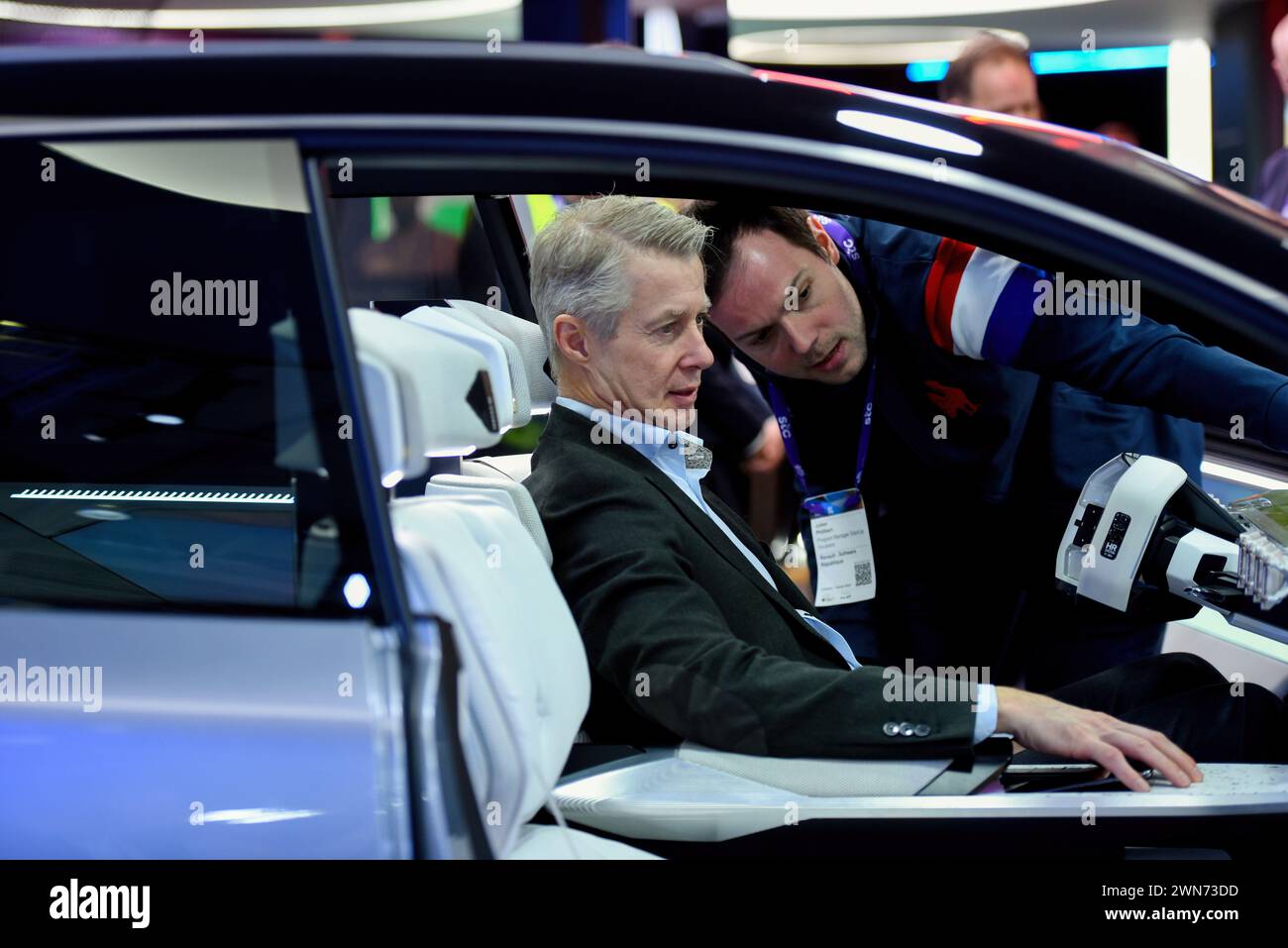 Barcelone, Espagne. 29 février 2024. Le directeur général de la GSMA, Mats Granryd, contrôle un prototype de la marque automobile française Renault lors du Mobile World Congress. Le Directeur général de GSMA Mats Granryd visite plusieurs stands du Mobile World Congress à Hospitalet de Llobregat (Barcelone). (Photo Ramon Costa/SOPA images/SIPA USA) crédit : SIPA USA/Alamy Live News Banque D'Images