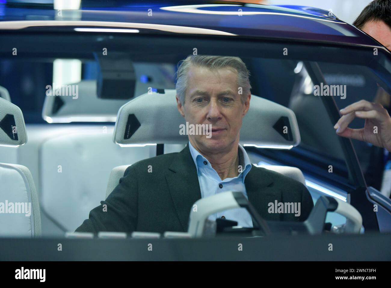 Barcelone, Espagne. 29 février 2024. Le directeur général de la GSMA, Mats Granryd, contrôle un prototype de la marque automobile française Renault lors du Mobile World Congress. Le Directeur général de GSMA Mats Granryd visite plusieurs stands du Mobile World Congress à Hospitalet de Llobregat (Barcelone). (Photo Ramon Costa/SOPA images/SIPA USA) crédit : SIPA USA/Alamy Live News Banque D'Images