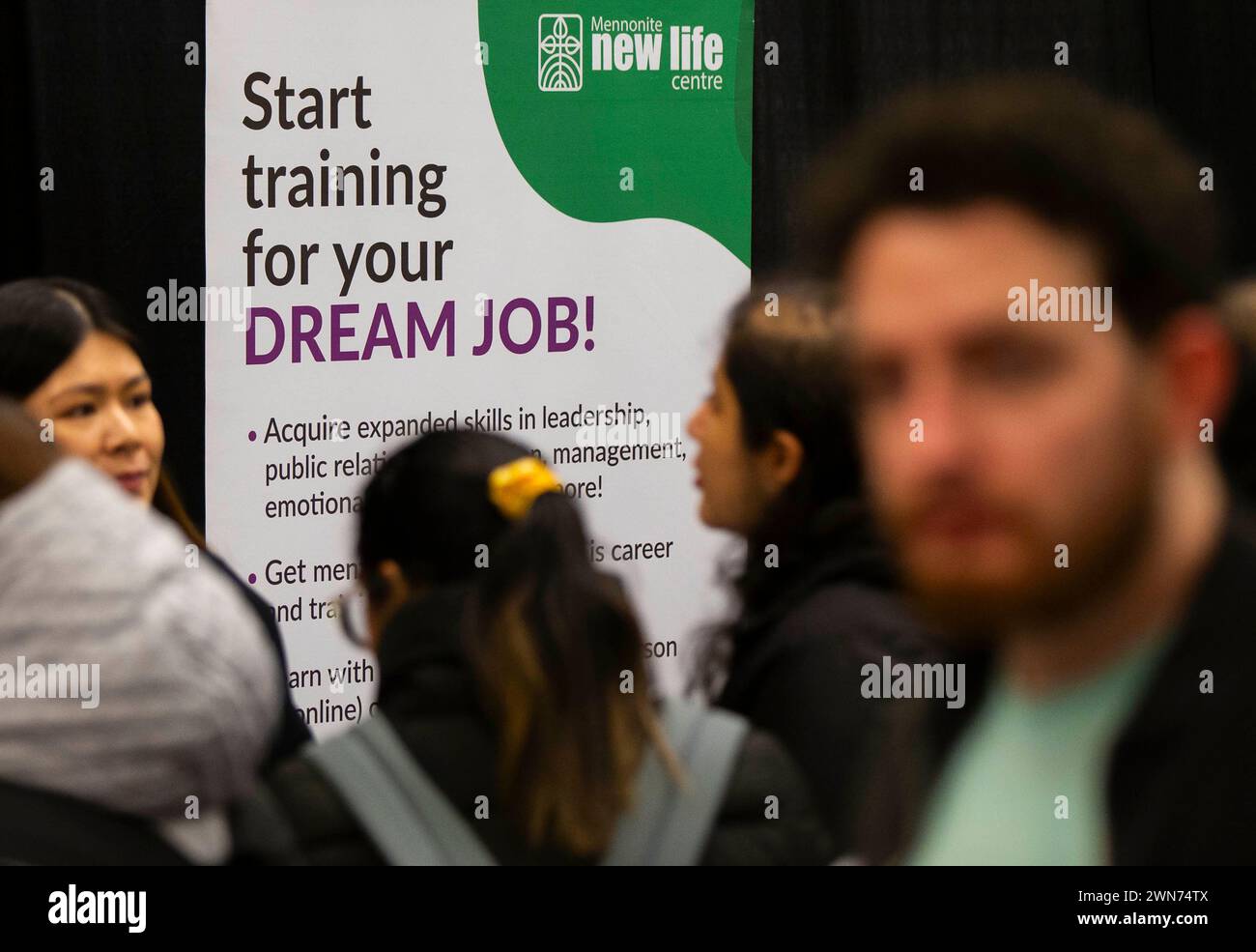 Toronto, Canada. 29 février 2024. Les demandeurs d'emploi assistent à un salon de l'emploi à Toronto, Canada, le 29 février 2024. Un salon des carrières a eu lieu ici jeudi, attirant des centaines de demandeurs d'emploi. Le taux de chômage au Canada a chuté de 0,1 point de pourcentage pour s'établir à 5,7 % en janvier, la première baisse depuis décembre 2022, selon Statistique Canada. Crédit : Zou Zheng/Xinhua/Alamy Live News Banque D'Images