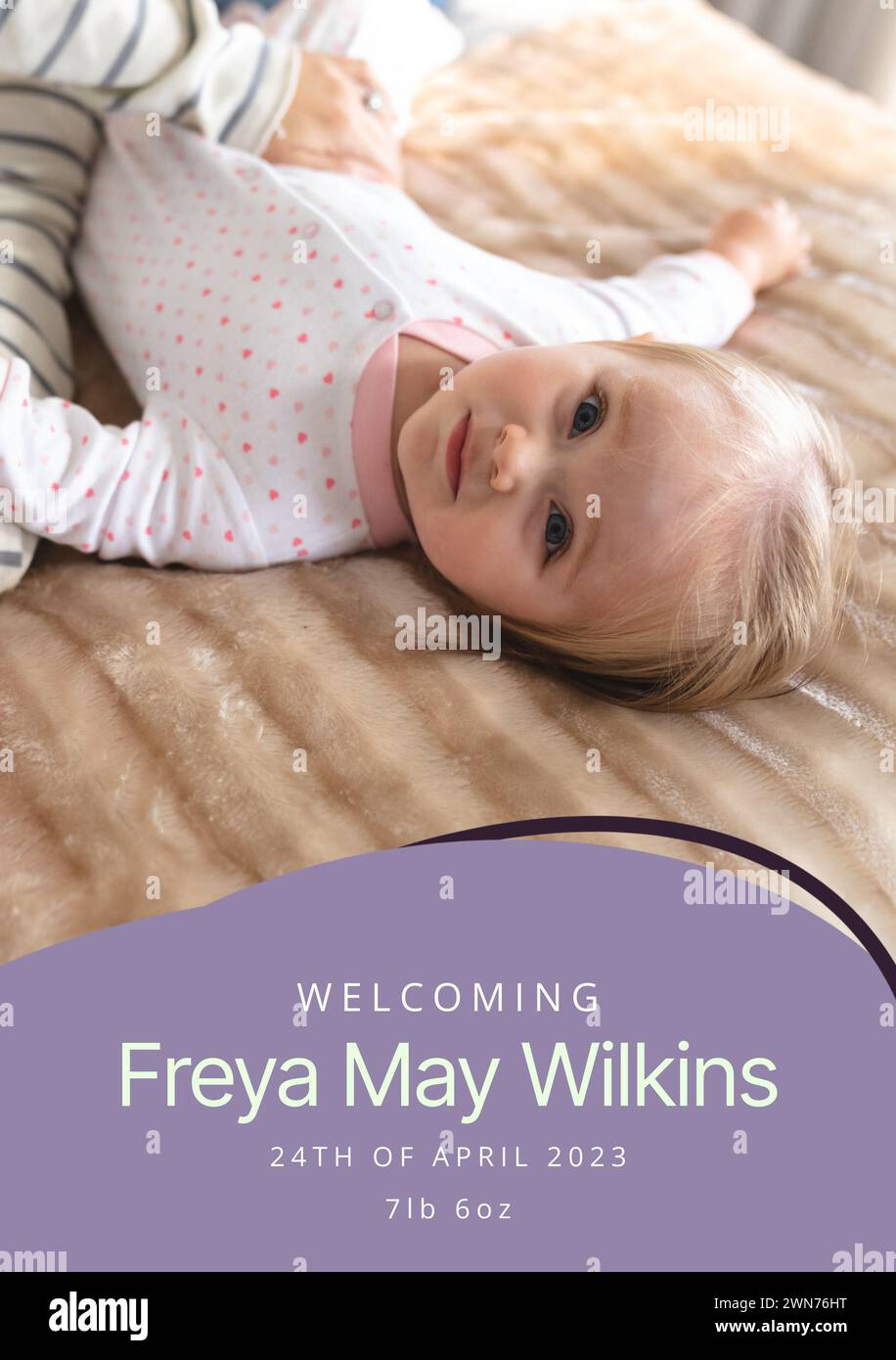 Composition du texte de bienvenue freya May wilkins sur bébé caucasien sur fond violet Banque D'Images