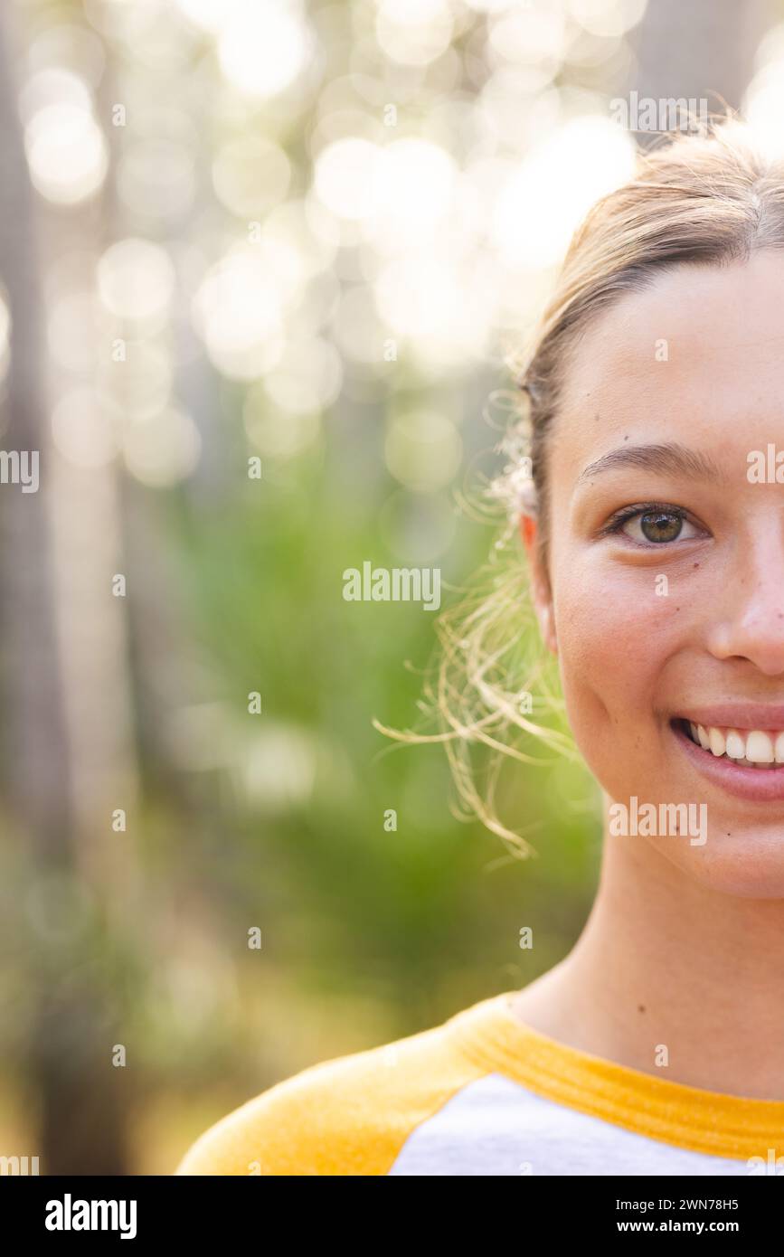 Jeune femme caucasienne sourit doucement, ses yeux bruns brillent de joie, avec un espace copie, en randonnée Banque D'Images