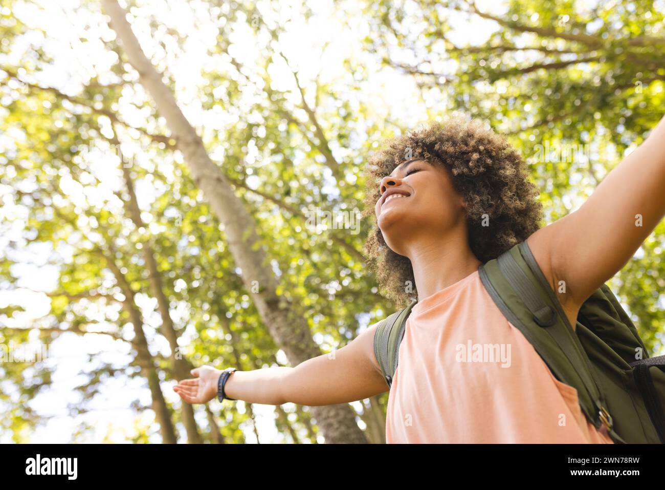 La femme biraciale trouve la joie dans la nature, symbolisant la liberté. Banque D'Images