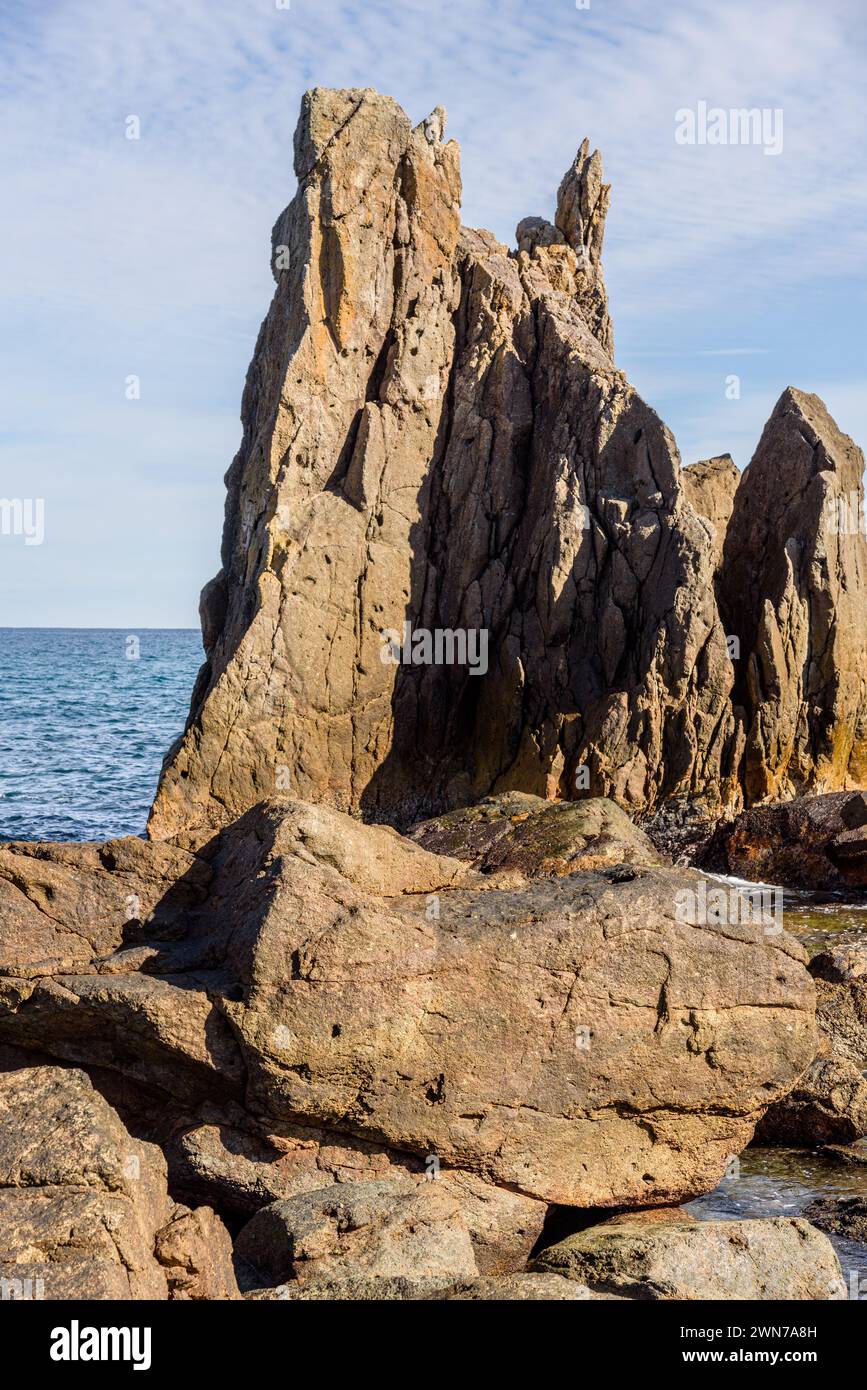 Rochers Hashigui étonnantes formations de pierre naturelle dans la ville de Kushimoto dans la péninsule de Kii dans la préfecture de Wakayama au Japon Banque D'Images