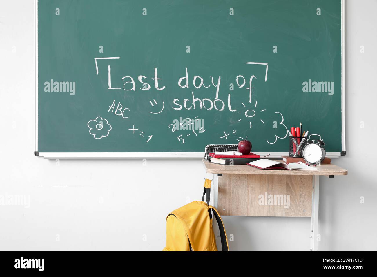 Texte LE DERNIER JOUR DE L'ÉCOLE avec des dessins sur le tableau noir en classe Banque D'Images