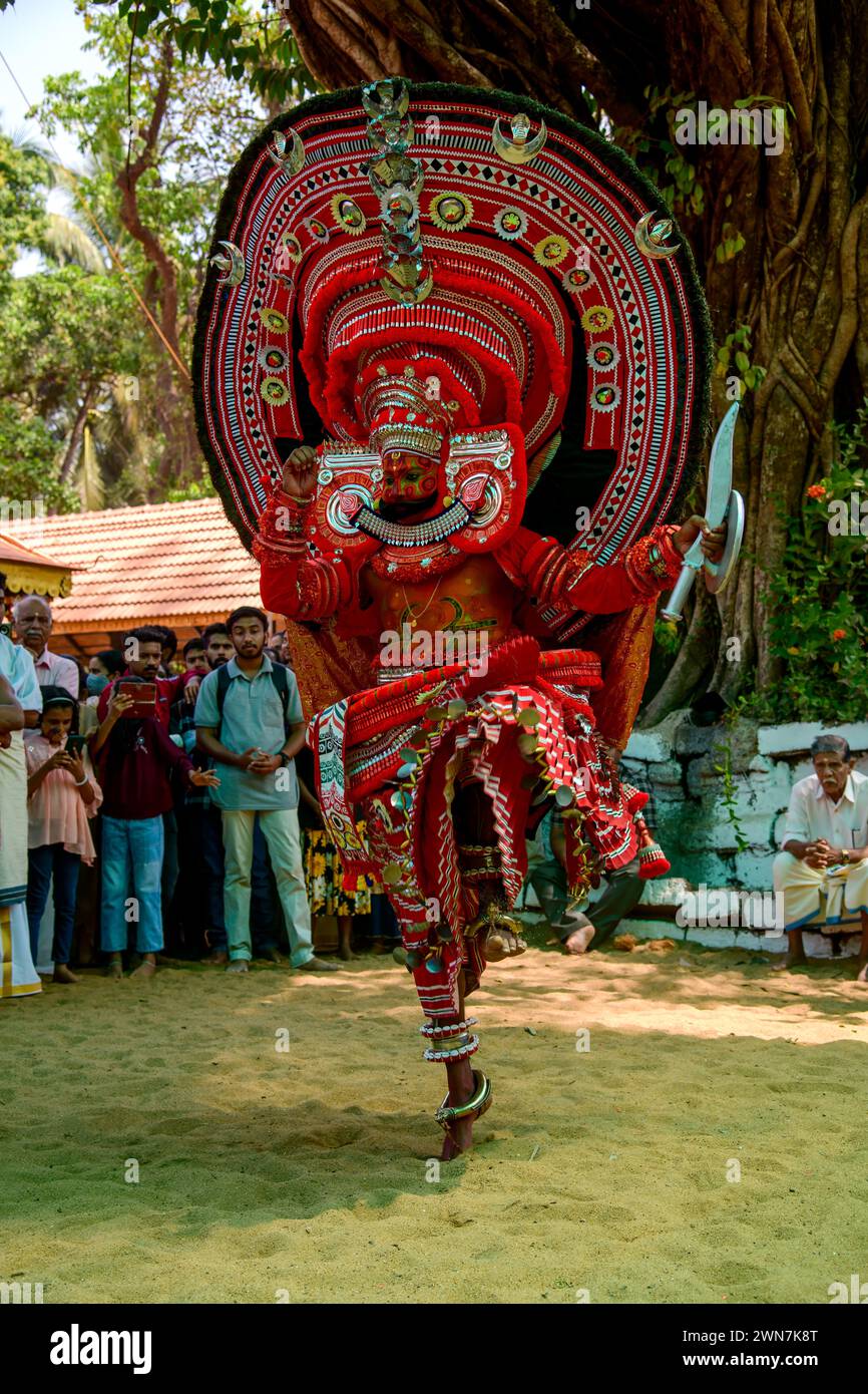 Embarquez pour un voyage dans le temps : le célèbre festival Theyyam d'Andalurkavu, où la mythologie prend vie dans une splendeur spectaculaire Banque D'Images