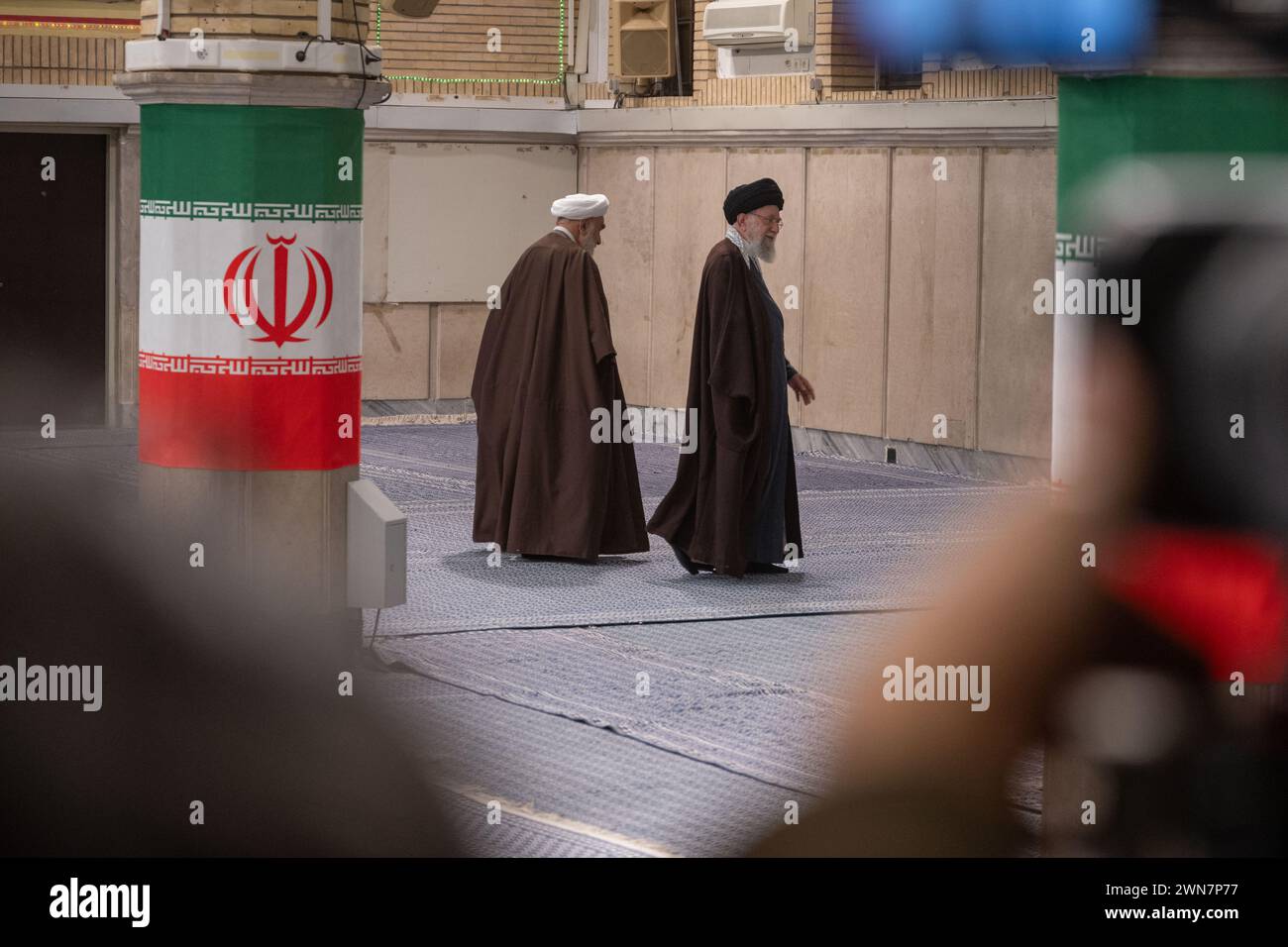 Téhéran, Iran. 01 mars 2024. Le chef religieux iranien, l'ayatollah Khamenei (R), marche à côté de son chef de bureau Mohammed Mohammadi Golpajegani lors des élections législatives et des élections du Conseil d'experts. Accompagné d’appels au boycott, l’Iran élit non seulement le parlement (Majles) mais aussi le soi-disant Conseil d’experts ce vendredi. Crédit : Arne Bänsch/dpa/Alamy Live News Banque D'Images