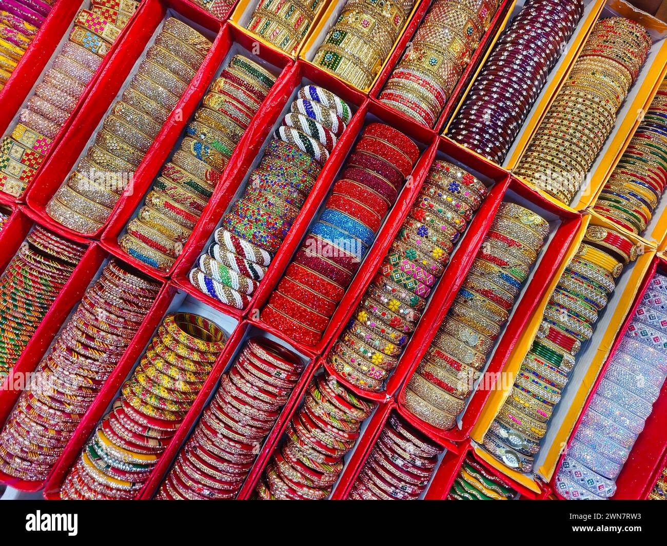 Bracelets colorés indiens affichés dans une boutique locale dans un marché de Pune, en Inde, ces beaux bracelets sont faits de verre utilisé comme accessoires de beauté par in Banque D'Images