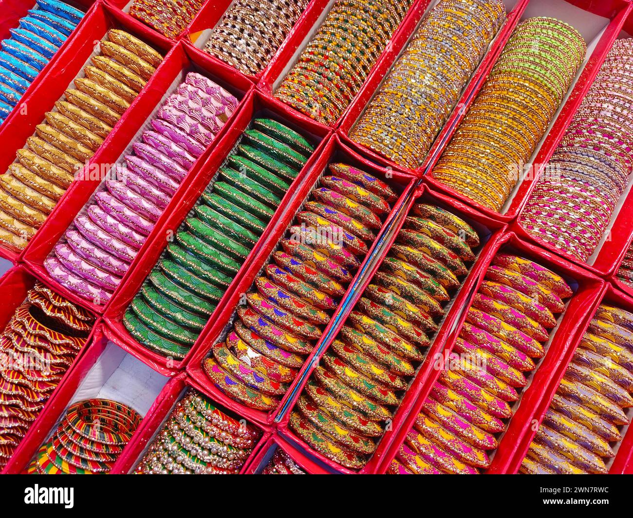Bracelets colorés indiens affichés dans une boutique locale dans un marché de Pune, en Inde, ces beaux bracelets sont faits de verre utilisé comme accessoires de beauté par in Banque D'Images