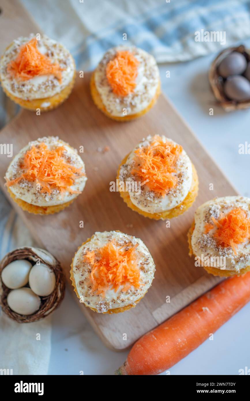 Cupcakes carotte fait maison avec de fromage fondu pour Pâques Banque D'Images