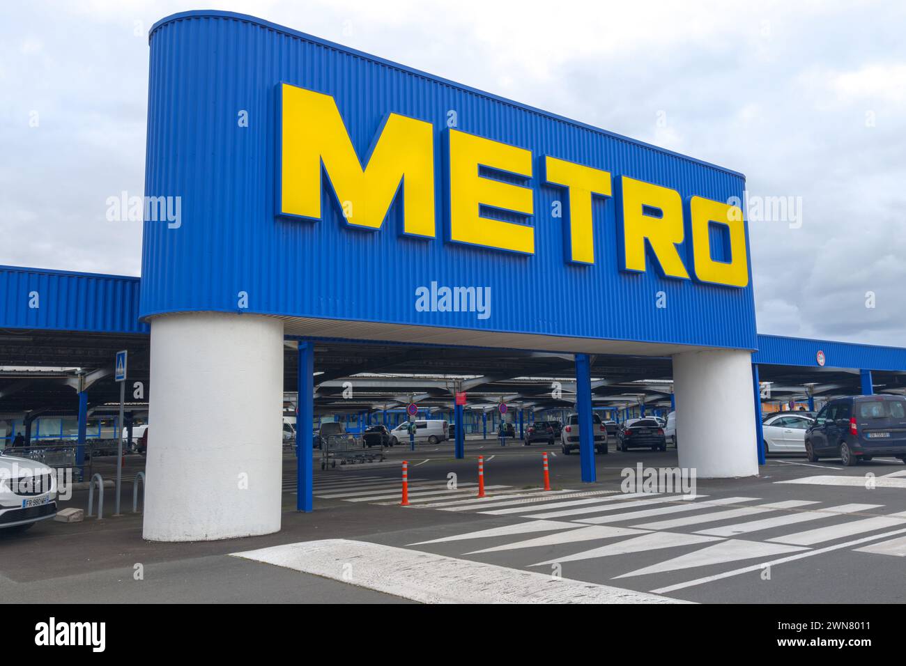 Bordeaux , France - 02 29 2024 : Metro Cash and Carry Shop logo signe et texte de marque sur entrée du magasin professionnel Banque D'Images