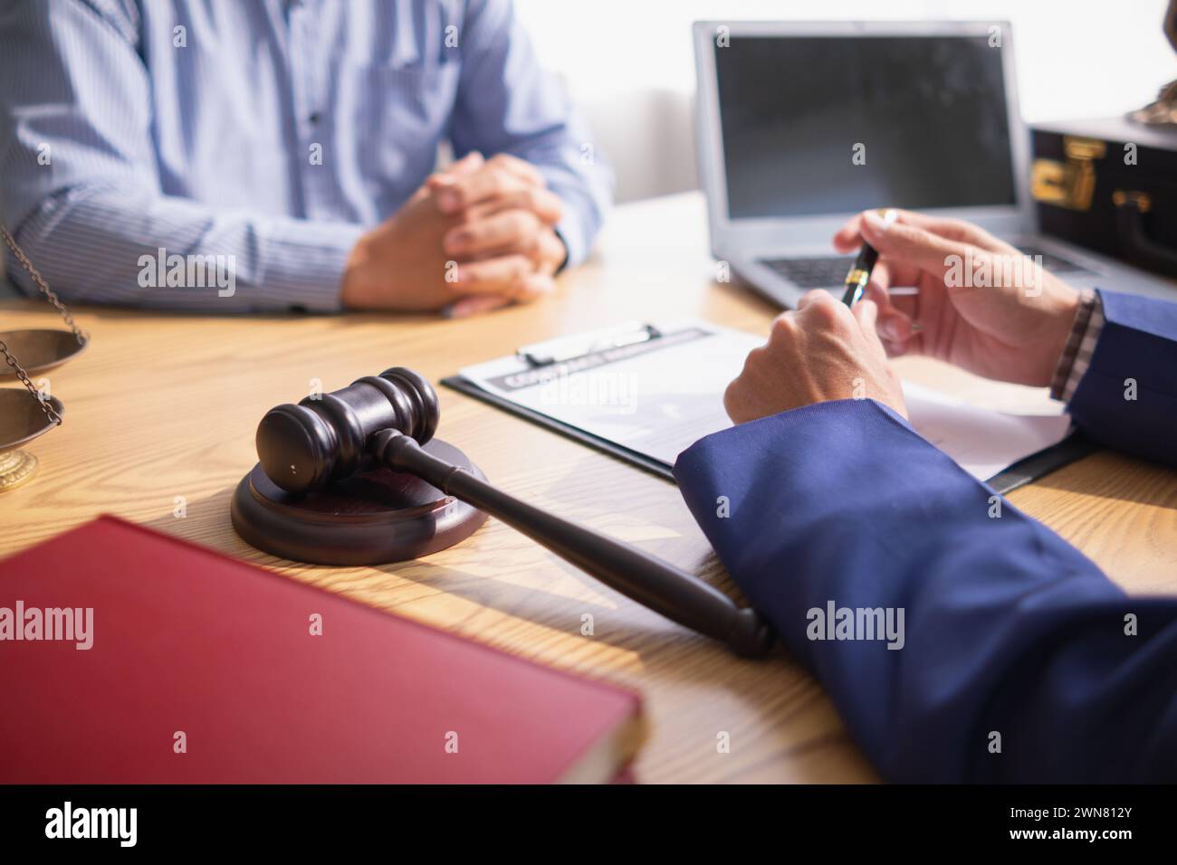 Un marteau de juge est préparé dans la salle d'audience pour être utilisé pour donner un signal lorsque le verdict est lu après la fin du procès. Concept juge Gavel est p Banque D'Images