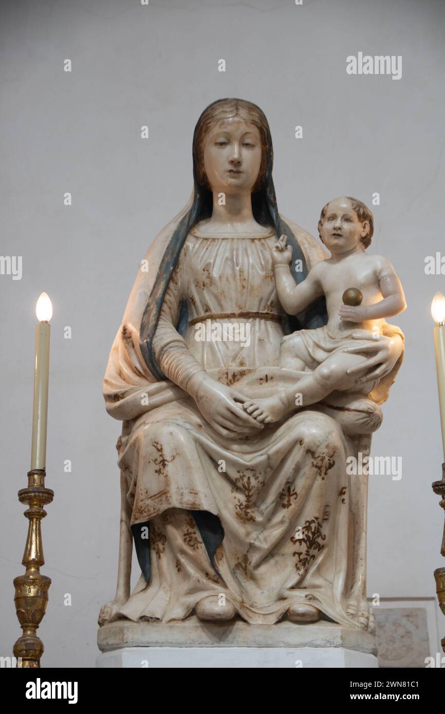 Sainte Vierge avec un bébé par Gagini dans la cathédrale de Termini Imerese Banque D'Images