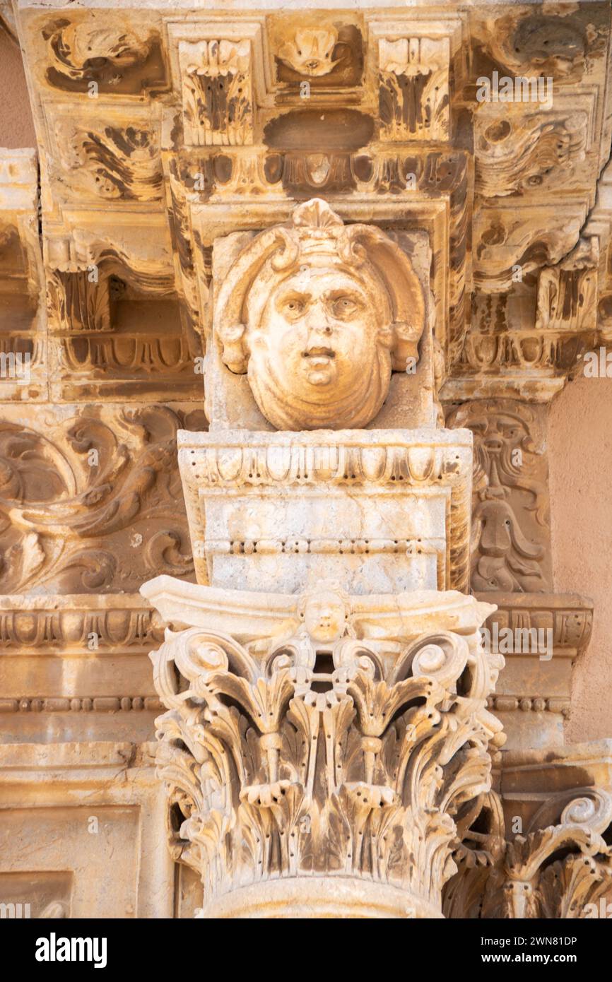 Capitole baroque sur la façade de la cathédrale de San Nicola à Termini Imerese vu d'une fenêtre, dans la province de Palerme, Sicile, Italie Banque D'Images