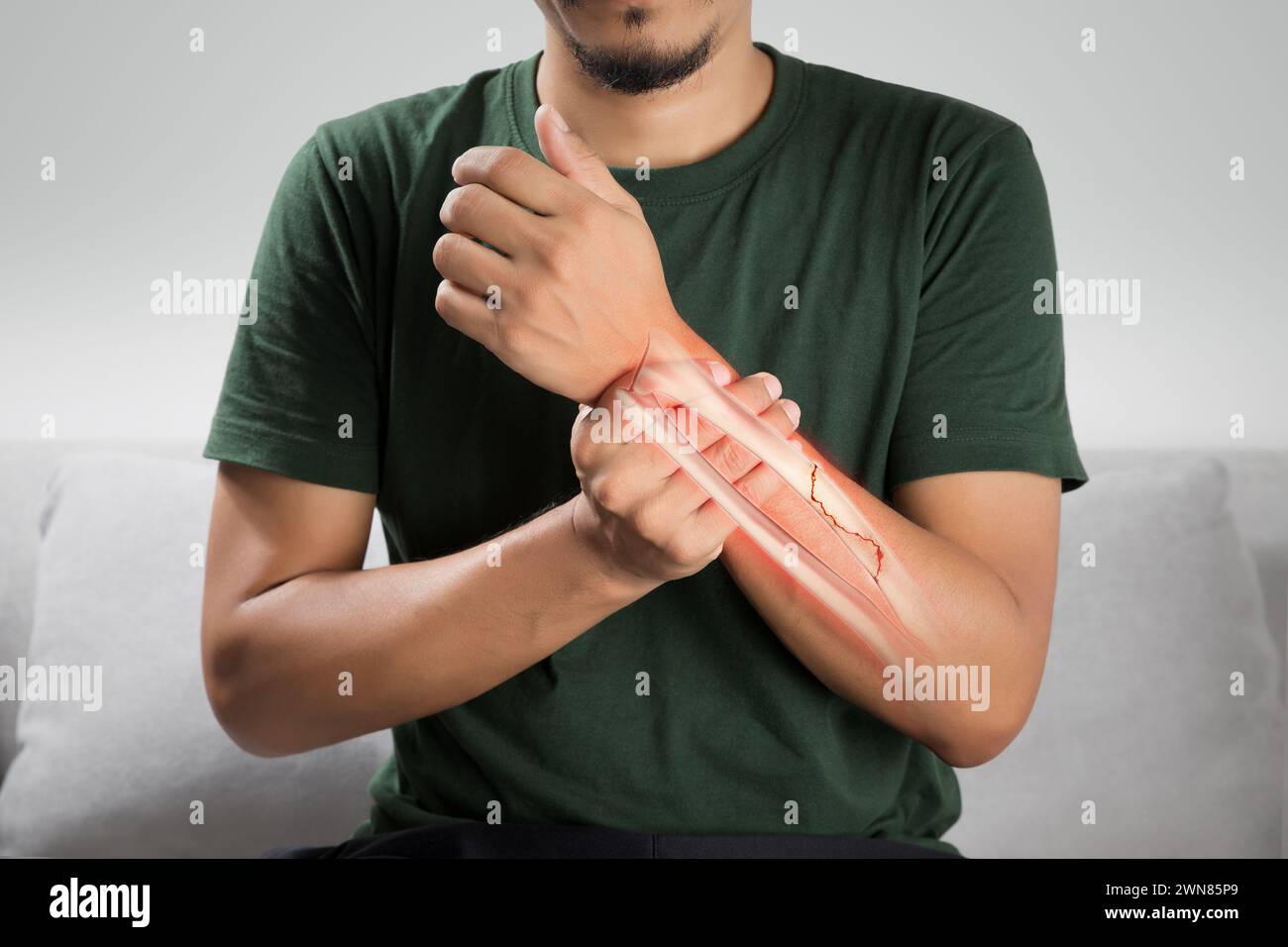 Un homme a étendu les symptômes du poignet et l'arthrite dans le poignet Banque D'Images