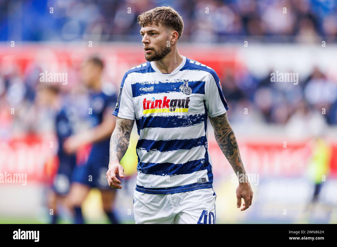 Duisburg, Deutschland. 17 février 2024. firo : 17/02/2024, football, soccer, 3e ligue, saison 2023/2024, MSV Duisburg - 1. FC Viktoria Koln Alexander Esswein (MSV Duisburg) demi-chiffre, crédit : dpa/Alamy Live News Banque D'Images