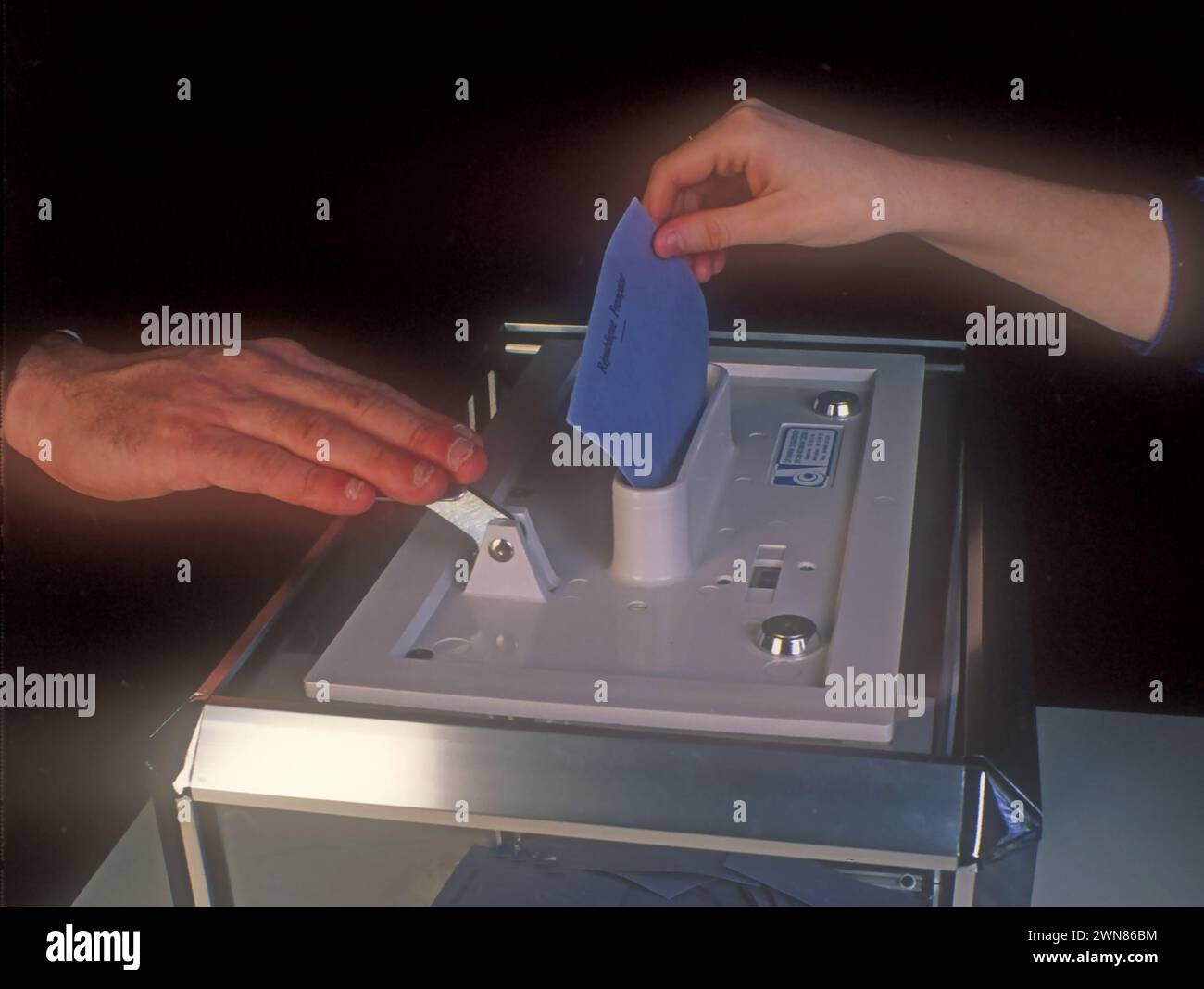 Urne, main placer un vote dans une urne, France Banque D'Images