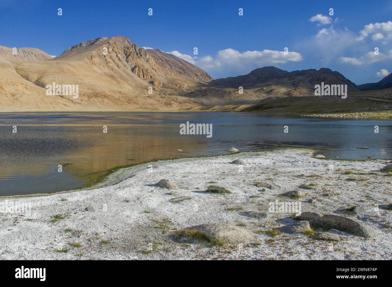 Vue de paysage du lac de haute montagne avec dépôt de sel avant le coucher du soleil entre le col de Khargush et l'autoroute du Pamir, Gorno-Badakshan, Tadjikistan Banque D'Images
