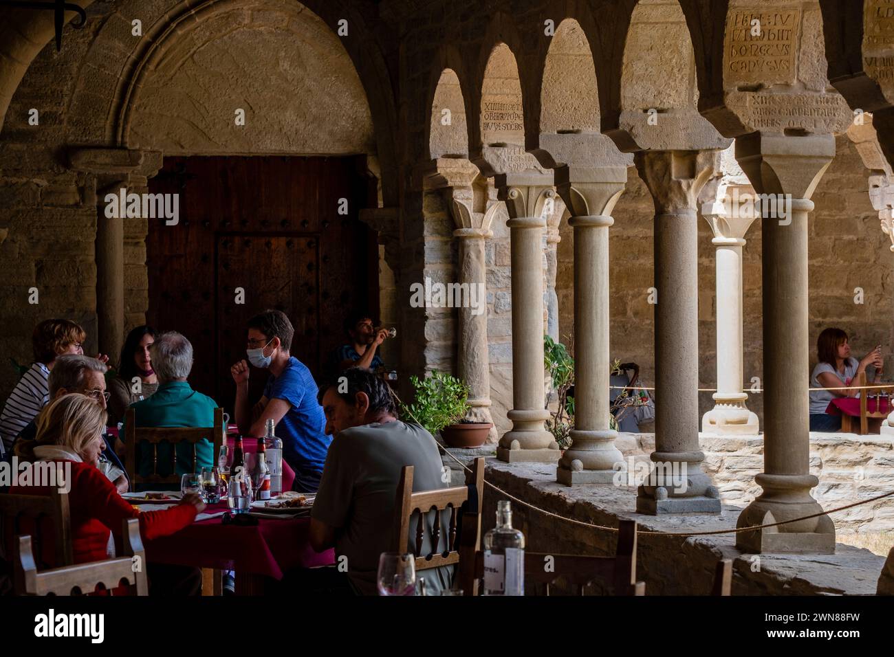 Cloître de l'ancienne cathédrale de San Vicente, Roda de Isábena, Vallée d'Isábena, Huesca, Espagne Banque D'Images