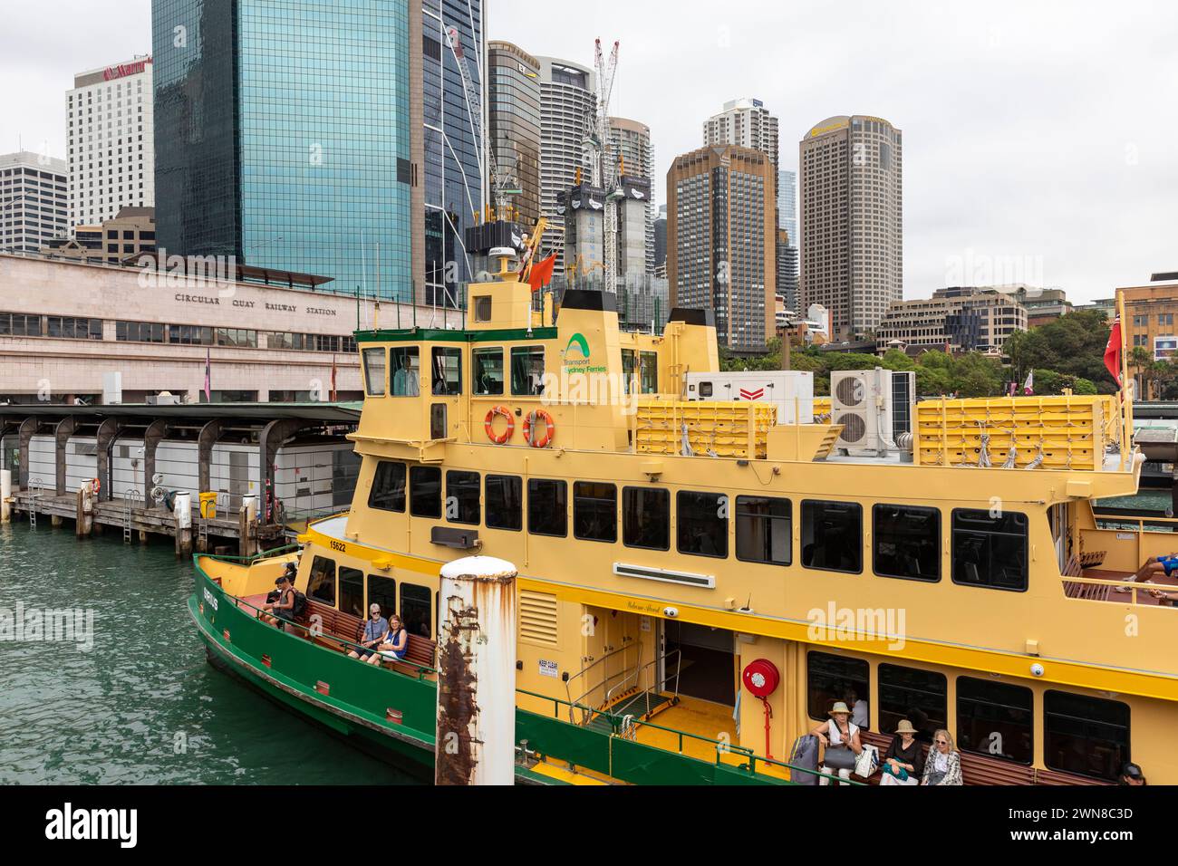 Sydney, Australie, terminal de ferry Circular Quay et gare, avec ferry MV Sirius au terminus, Sydney, NSW, 2024 Banque D'Images