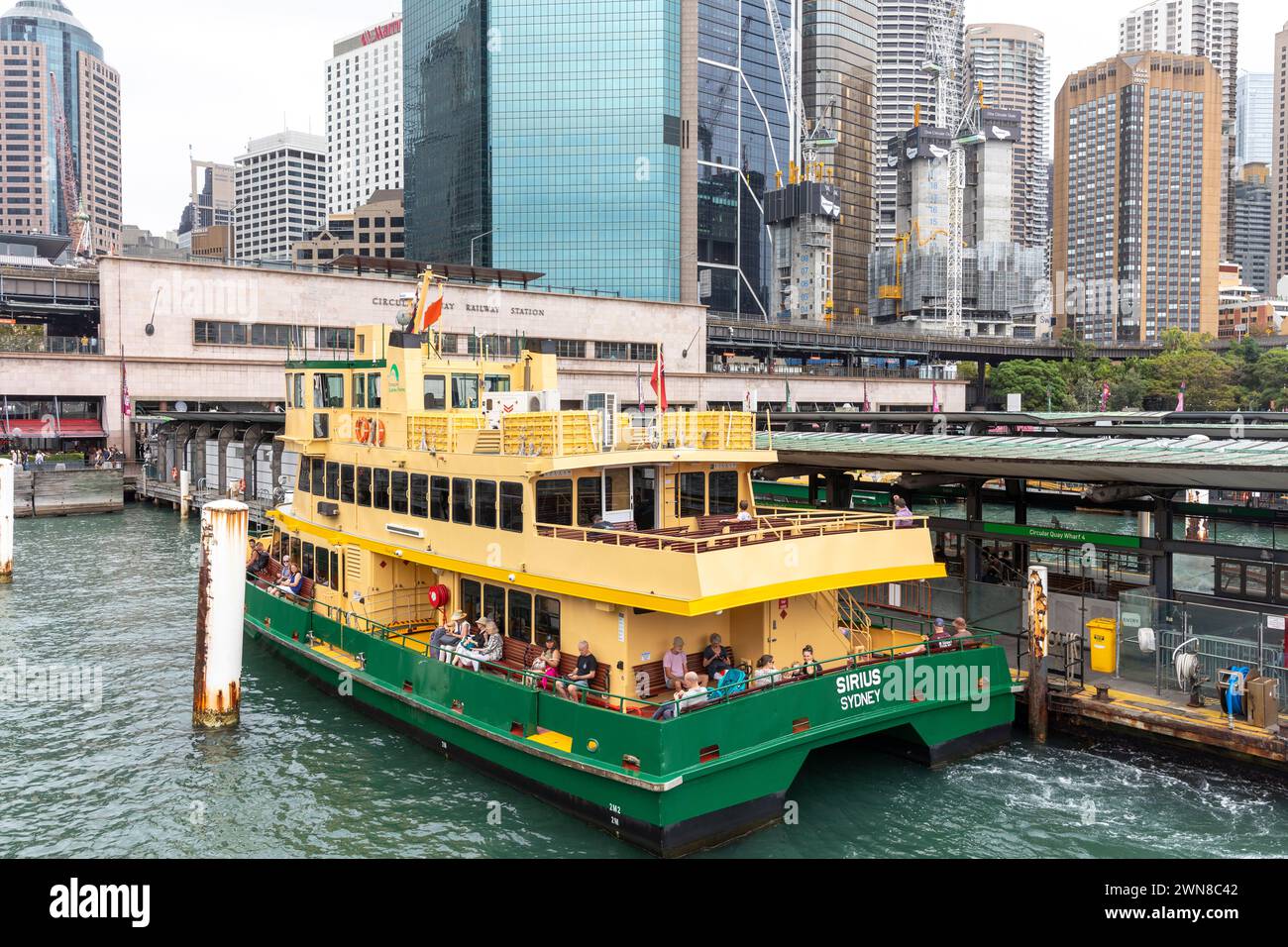 Sydney, Australie, terminal de ferry Circular Quay et gare, avec ferry MV Sirius au terminus, Sydney, NSW, 2024 Banque D'Images
